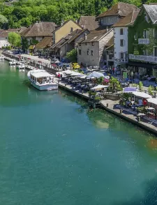 Photo de la ville de Chanaz en été.