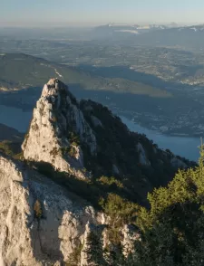 Photo depuis la randonnée du Molard Noir à Aix les Bains au bord du lac du bourget.