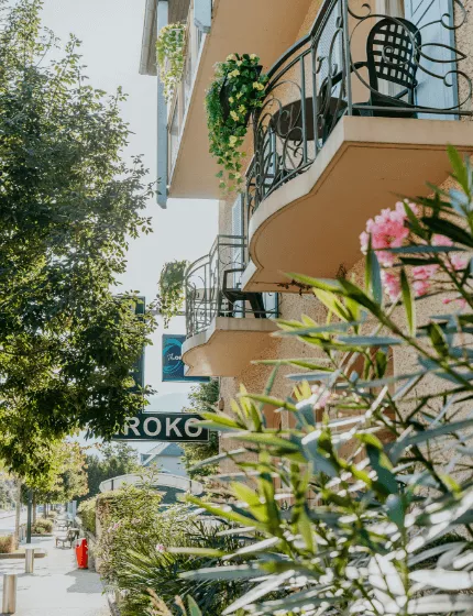 Photo de la devanture de l'hôtel Iroko à Aix les Bains.
