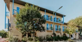 Photo de la façade de l'Hôtel Iroko à Aix les Bains, au bord du lac du Bourget.