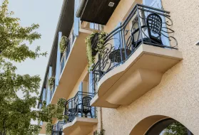 Photo de la devanture de l'hôtel Iroko à Aix les Bains.