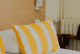 Photo d'un oreiller sur un lit d'une chambre confort à l'hôtel Iroko à Aix les Bains.