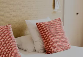 Photo d'un oreiller sur un lit d'une chambre supérieur à l'hôtel Iroko à Aix les Bains.