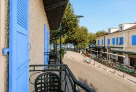 Vue sur le lac depuis un balcon d'une chambre confort à l'hôtel Iroko à Aix les Bains.