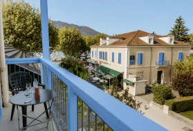 Photo de la vue d'un balcon dans une chambre triple à l'hôtel Iroko à Aix les Bains.